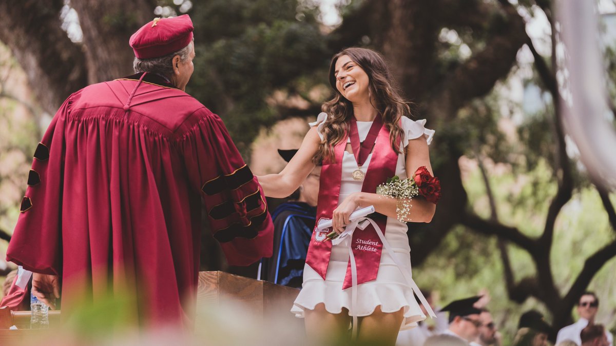 Officially a graduate of The College of Charleston. So proud of our girl <a href="/campbellc16/">Claire Campbell</a>! 🎓

#comeCus 🌴🏐