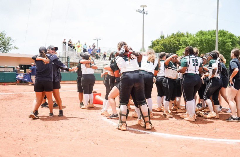 WebberSoftball's tweet photo. Your 2022 Sun Conference Champions ✨ https://t.co/pEwRcbI2yE