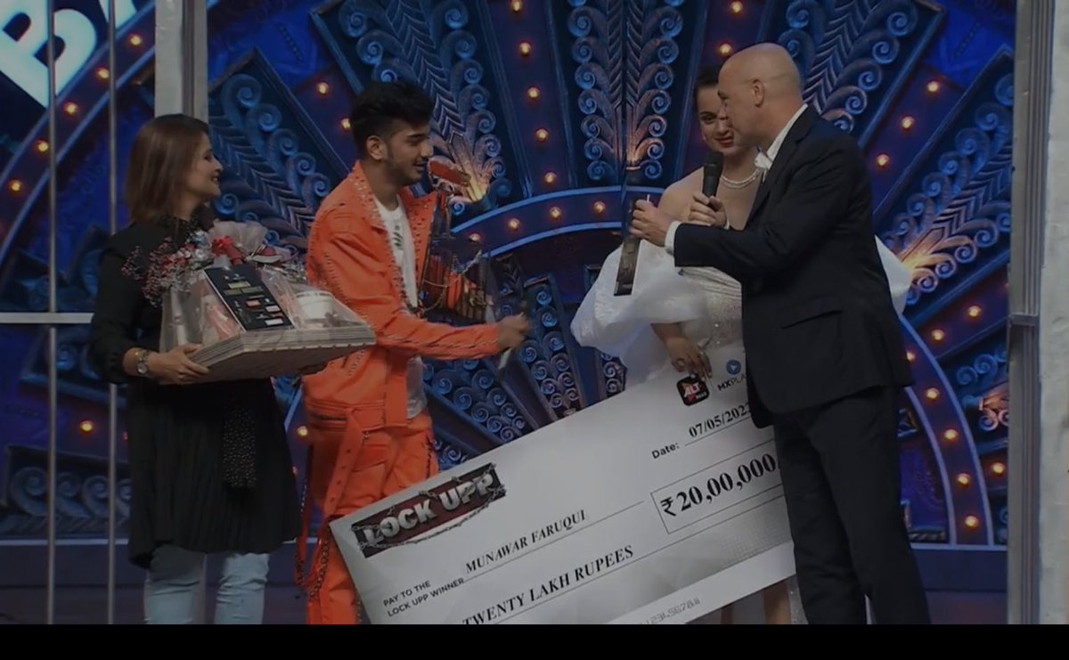 IshtiyaqueAlm's tweet photo. Congratulations #MunawarFaruqi 💐💐 Well Deserved 💐💐 #LockUpp season one winner 🏆 https://t.co/yp00481rHZ