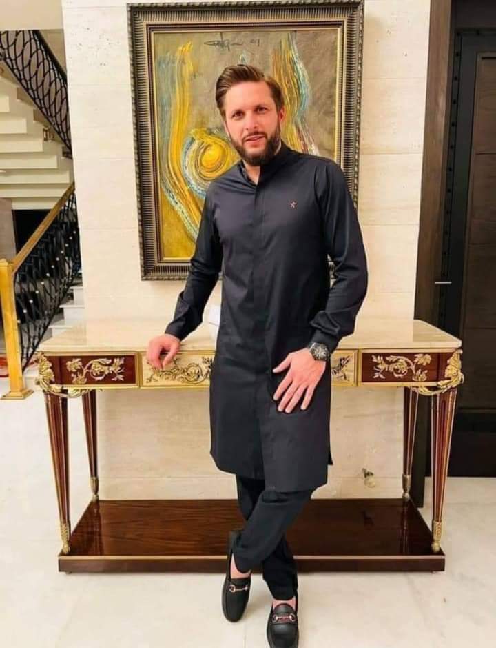 tariqshareef497's tweet photo. If @SAfridi has 1 million fans, I'm one of them. if he has 5 fans, I'm still one of them, if he has only 1 fan, I'm his only fan, if there is no fan, I must be dead,if the world is against Lala, then I'm against the world. No one comes close to lala
#WeStandWithShahidAfridi ❤️ https://t.co/mDZLAh0mmF