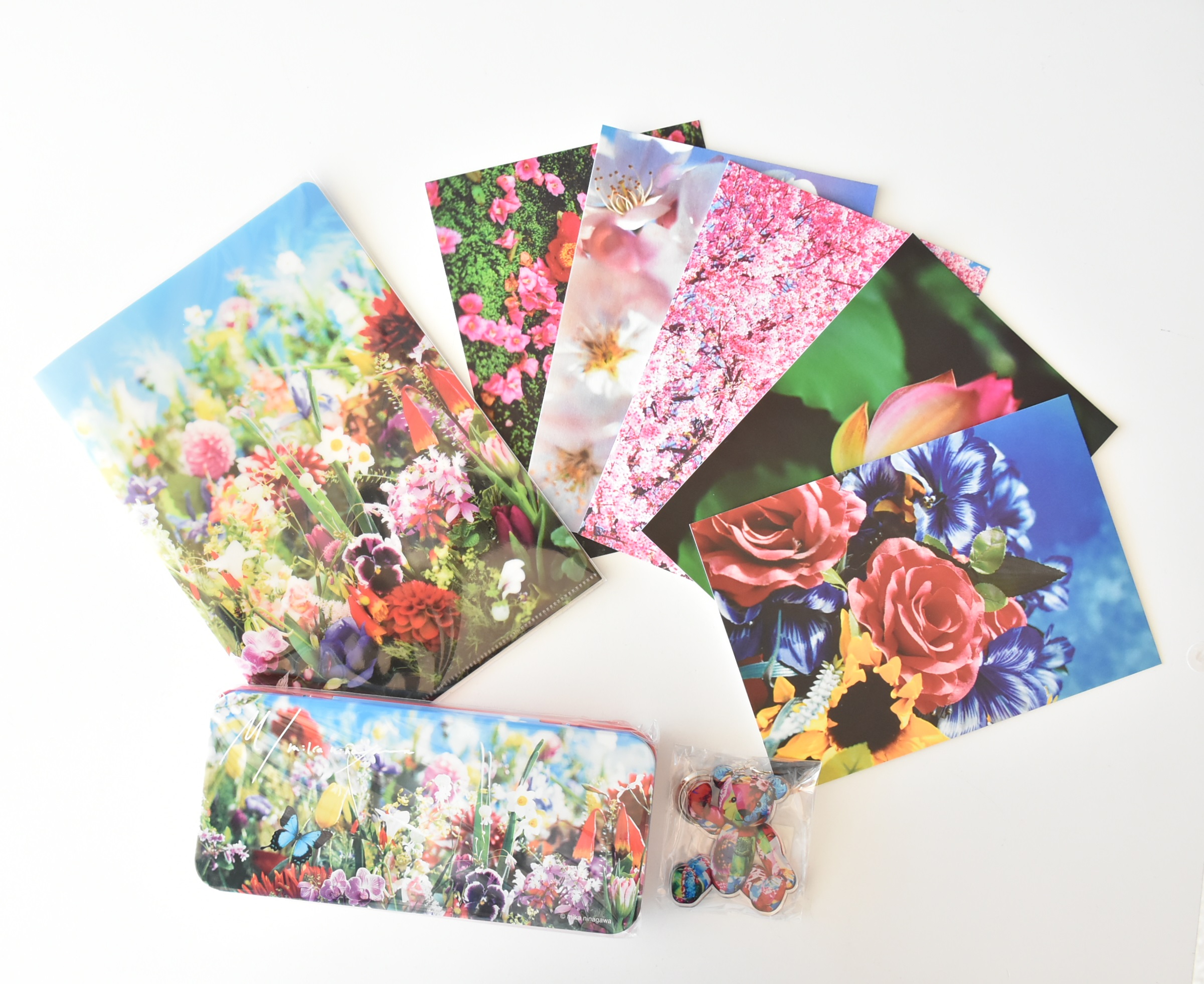 Twitter এ 富山県美術館 母の日に蜷川実花展のグッズはいかがでしょうか 花の写真を使用したグッズもたくさんあります 色鮮やかなポストカードはメッセージカードにしても素敵です 蜷川実花展は5 15 日 まで 残り少ないグッズもありますので お早めに 蜷川