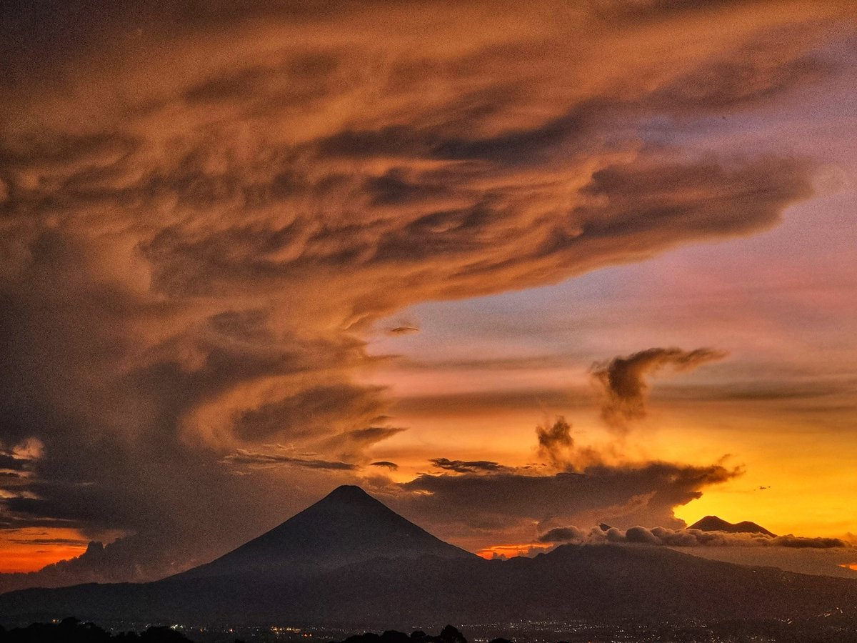 Sunset
#purochapin #volcandeagua #asiesmitierra