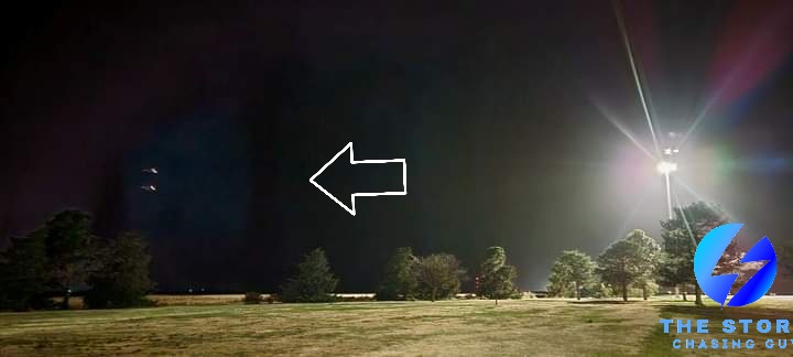 JonTheStormGuy's tweet photo. That moment I caught a funnel cloud to my North and a Tornado to my south and my first tornado of the season... a EF0 over empty areas near downtown Grainfield Kansas at 1:40 am Cst.. on 4/23/22
#kswx #Weather #wxtwitter #Tornado #tornadoally #scarymoments #kansastwister https://t.co/y6lGwJDCGK