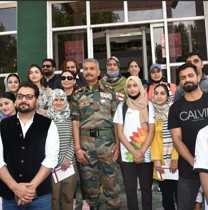 GhatakPlatoon47's tweet photo. #ChinarCorps released inspirational videos of Josh Talks of #Kashmiri youth at a function held at BB Cantt, #Srinagar. On this occasion, songs/ videos were also screened. #ChinarCorps Cdr conveyed his compliments to all the speakers &amp; conveyed his heartfelt gratitude.
@guptaprani https://t.co/iBDrp94gzL