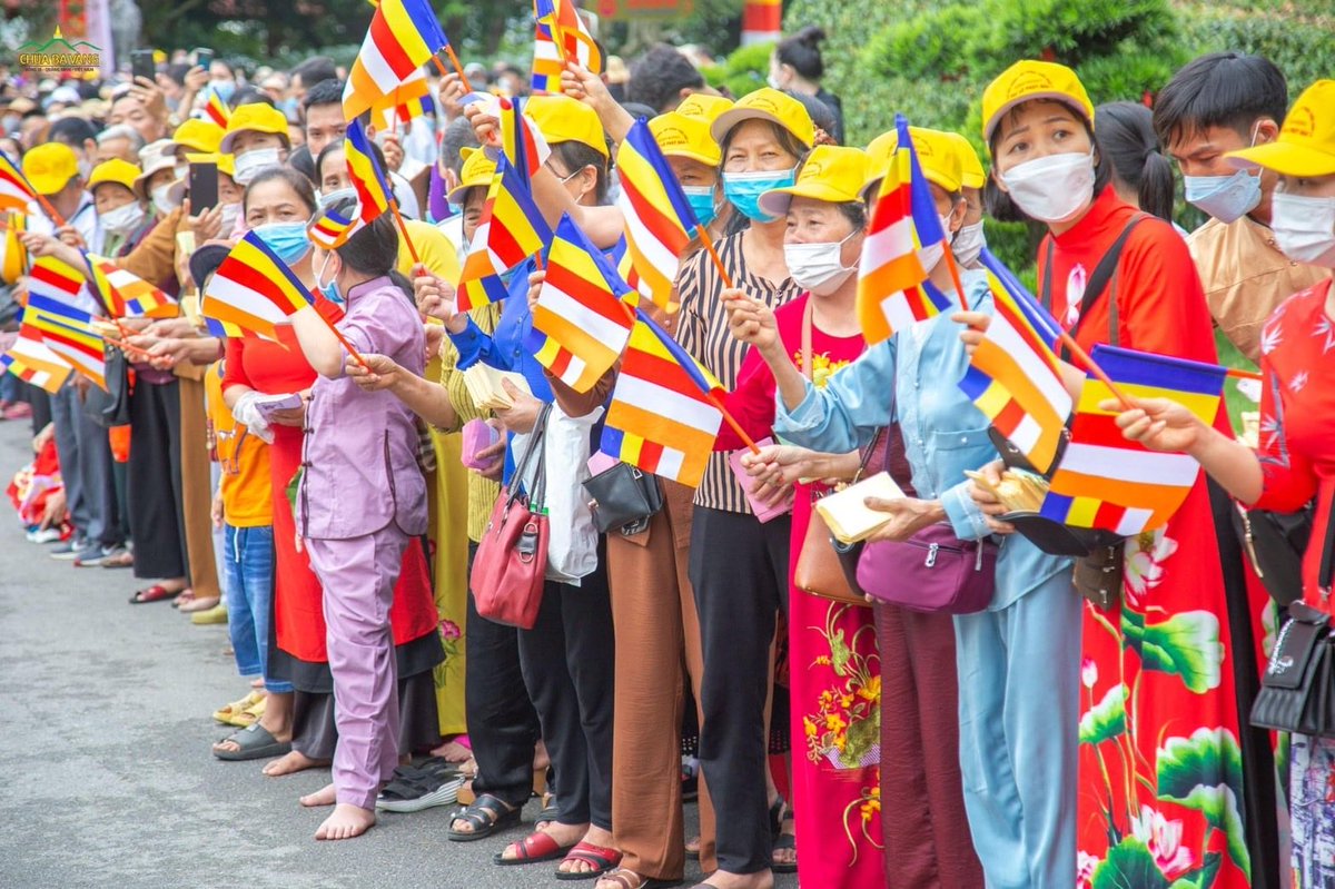 Psanitwong's tweet photo. 7พ.ค.65 เวียดนามจัดพิธีตักบาตรสงฆ์เถรวาทนานาชาติ 500รูป ไทย ลาว กัมพูชา บังคลาเทศ ศรีลังกา เวียดนาม ณ #วัดบาหว่าง โดย หลวงพ่อ ทีก เถือง เติม Hoà thượng thích thượng tâm รอง ปธ.สมัชชาสงฆ์เวียดนาม, รองปธ.กำกับดูแลพระธรรมทูตต่างประเทศสายเถรวาท เป็นปธ.สงฆ์ คนร่วมกว่า10,000คน https://t.co/na5eiJehJv