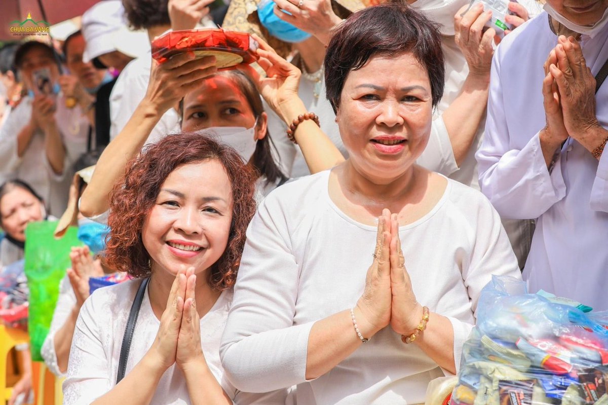 Psanitwong's tweet photo. 7พ.ค.65 เวียดนามจัดพิธีตักบาตรสงฆ์เถรวาทนานาชาติ 500รูป ไทย ลาว กัมพูชา บังคลาเทศ ศรีลังกา เวียดนาม ณ #วัดบาหว่าง โดย หลวงพ่อ ทีก เถือง เติม Hoà thượng thích thượng tâm รอง ปธ.สมัชชาสงฆ์เวียดนาม, รองปธ.กำกับดูแลพระธรรมทูตต่างประเทศสายเถรวาท เป็นปธ.สงฆ์ คนร่วมกว่า10,000คน https://t.co/na5eiJehJv