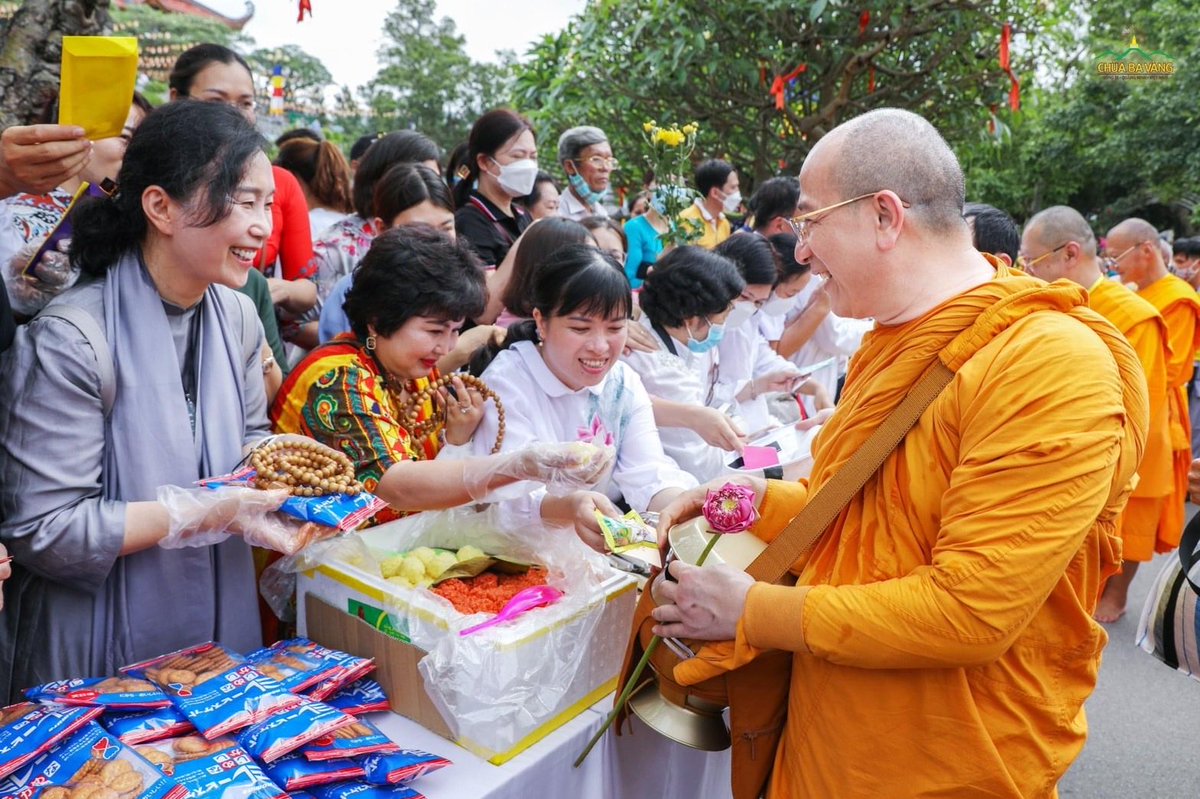 Psanitwong's tweet photo. 7พ.ค.65 เวียดนามจัดพิธีตักบาตรสงฆ์เถรวาทนานาชาติ 500รูป ไทย ลาว กัมพูชา บังคลาเทศ ศรีลังกา เวียดนาม ณ #วัดบาหว่าง โดย หลวงพ่อ ทีก เถือง เติม Hoà thượng thích thượng tâm รอง ปธ.สมัชชาสงฆ์เวียดนาม, รองปธ.กำกับดูแลพระธรรมทูตต่างประเทศสายเถรวาท เป็นปธ.สงฆ์ คนร่วมกว่า10,000คน https://t.co/na5eiJehJv