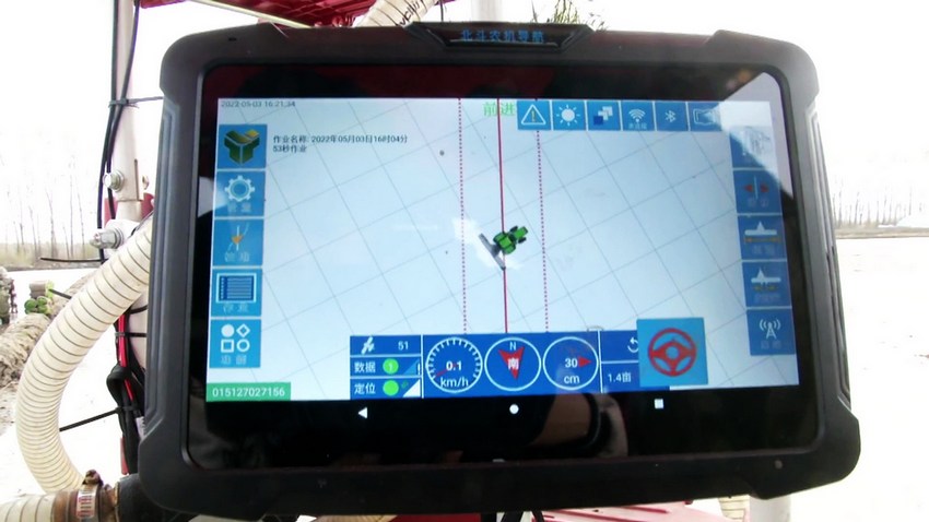 ZhengguanNews's tweet image. Recently, farmers in northeast China’s Heilongjiang Province have been busy transplanting rice seedlings, a Beidou-guided unmanned rice transplanter was working in the field.#Beidou #TechnologyTimes