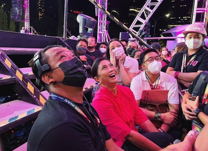 TropaNiAika's tweet photo. “Probably my favorite photo from last night — Mama wanted to watch Jillian's number (and our intro) so she came out of the holding tent a lot earlier than schedule. She sat on the steps, literally at the back end of the stage, so she can watch undisturbed.” — @aikarobredo 🤍 https://t.co/8LARIdbzrD