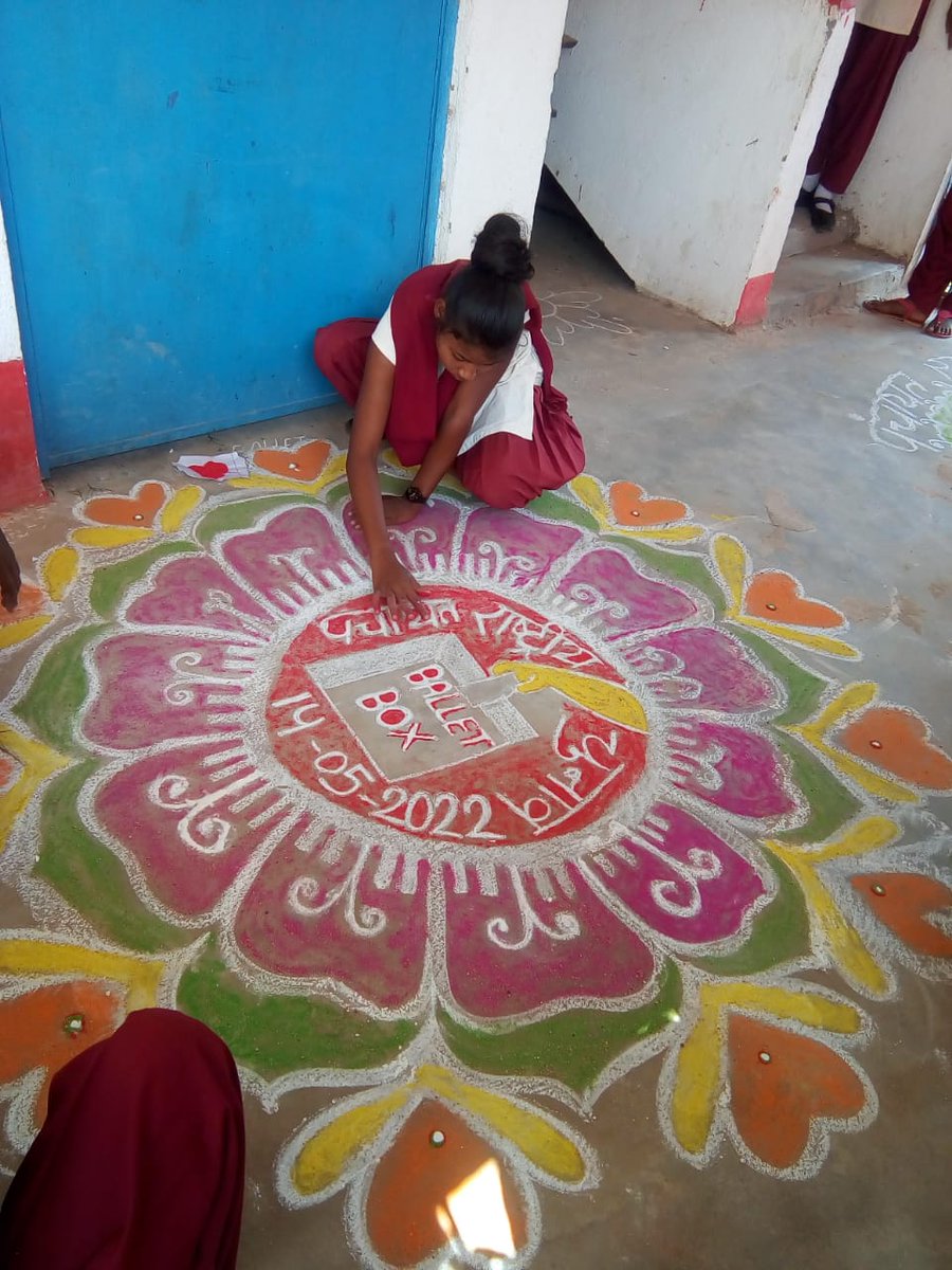 DC_Chaibasa's tweet photo. स्वीप कार्यक्रम अंतर्गत चुनाव पाठशाला के तहत विभिन्न विद्यालयों में चित्रांकन, निबंध लेखन व रंगोली प्रतियोगिता का आयोजन किया गया। उद्देश्य यह है कि भावी पीढ़ियों को मतदान की महत्ता से अवगत करवाते हुए अभिभावकों को मतदान करने हेतु प्रेरित किया जा सके। @JharkhandCMO @prdjharkhand https://t.co/5aVtYMfjB8