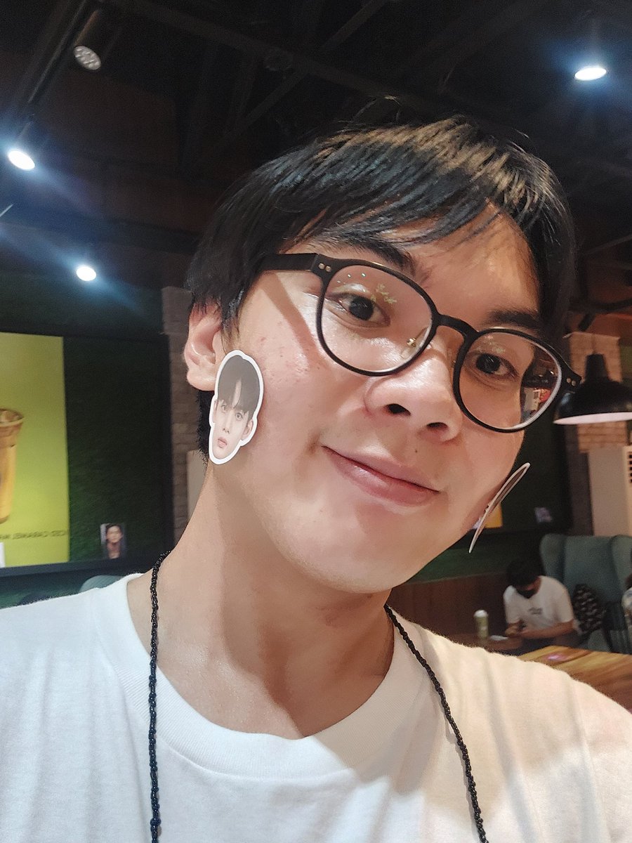 kimseunghunny's tweet photo. special shoutout to @BJYO51O 😅 maghapon tayo magkasama pero walang selca together. pero pag open ko ng phone, kayo ni baejin stickers ang meron selca 🤣 https://t.co/AU6OIRbGEH