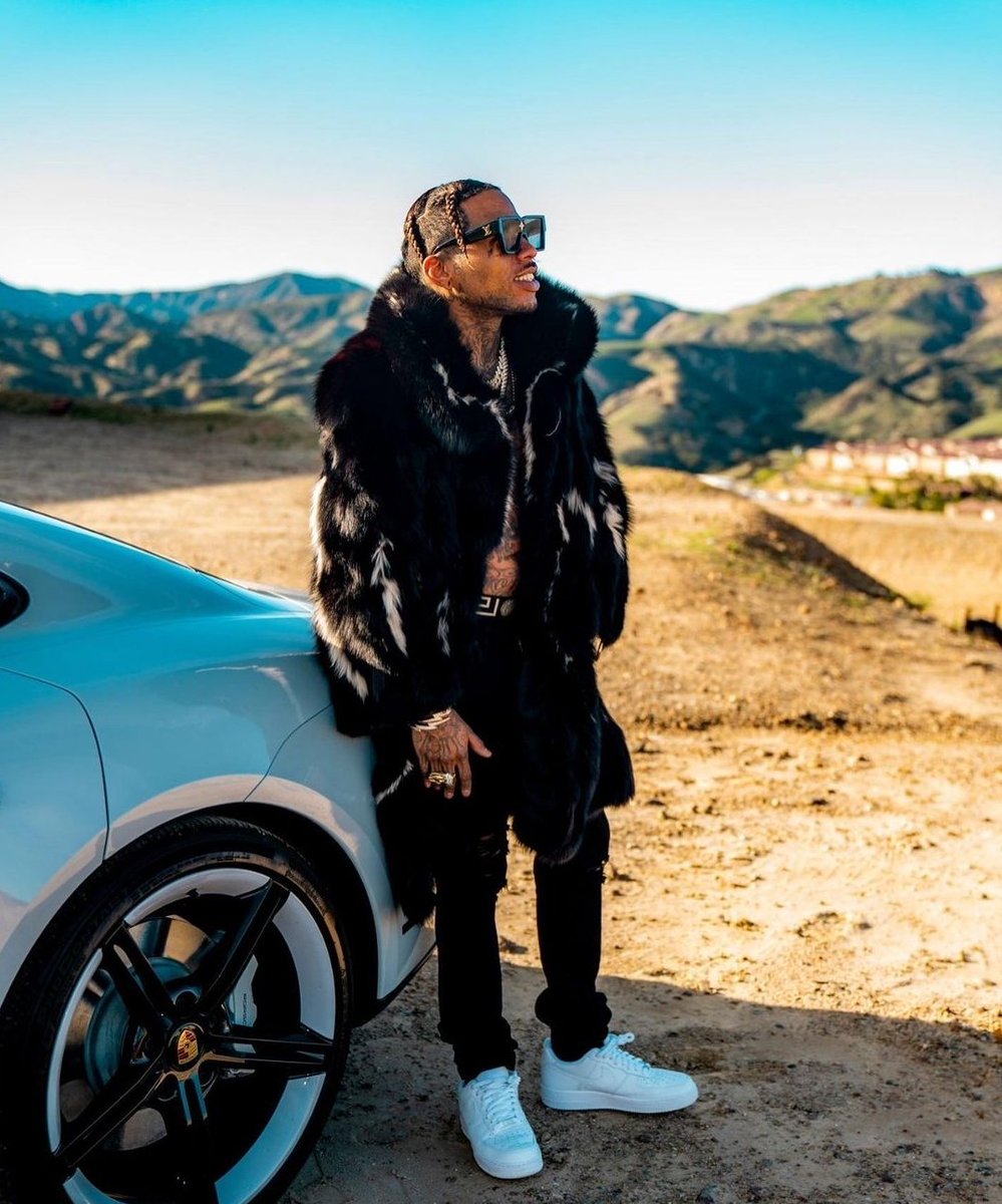 I walk in this bitch like a mafuckin villain.