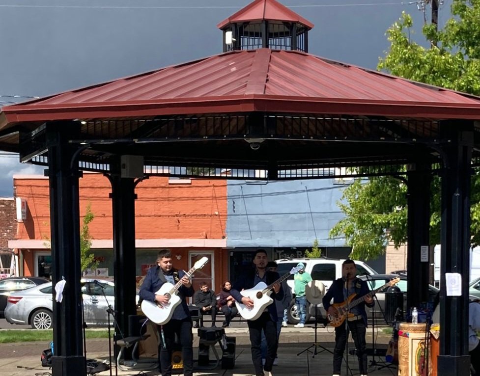 quesnelc's tweet photo. Hoy @ConsulMexPot presente en el evento del #5demayo y el #DíadelasMadres que organiza @oregonfoodbank en la ciudad de #Woodburn, brindamos información sobre los #serviciosconsulares, #proteccionconsular y #programascomunitarios @IME_SRE https://t.co/cwTWYs6drl