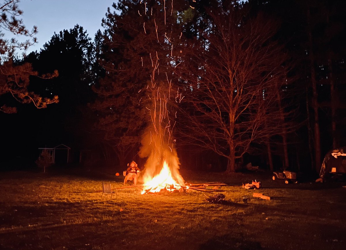 MuskokaCoach18's tweet photo. First one of the season is always a small one :)
#wehavefire #smoretime #backyardfire https://t.co/AvPU5tgiLx