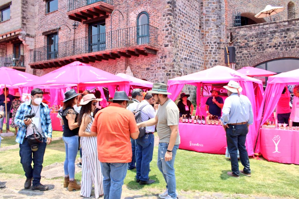 NexosTuristicos's tweet photo. #NoTeLoPierdas | Del 6 al 8 de mayo en #ValleDeBravo #Edomex se realiza #Intervinos, un evento de vinos que combina gastronomía y productos gourmet en un escenario único como es el club de Vela Santa María un hermoso hotel tipo castillo Medieval.
Boletos: https://t.co/JuMcLshMCH https://t.co/fIm6ICjXag