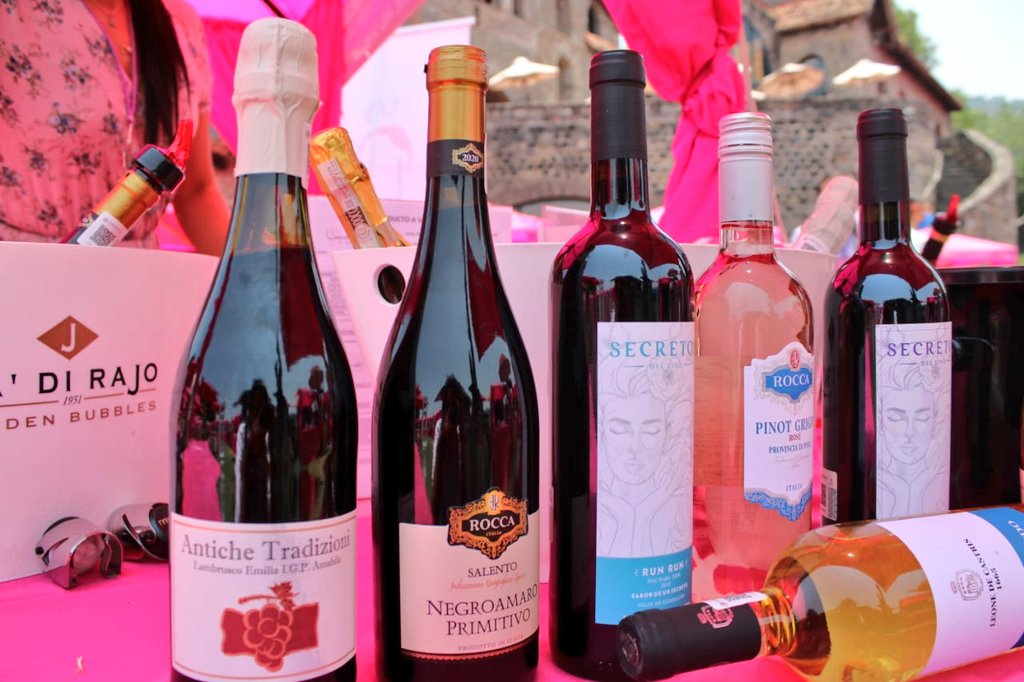 NexosTuristicos's tweet photo. #NoTeLoPierdas | Del 6 al 8 de mayo en #ValleDeBravo #Edomex se realiza #Intervinos, un evento de vinos que combina gastronomía y productos gourmet en un escenario único como es el club de Vela Santa María un hermoso hotel tipo castillo Medieval.
Boletos: https://t.co/JuMcLshMCH https://t.co/fIm6ICjXag
