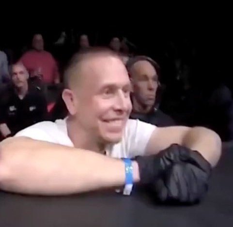 Bruce Buffer: WE ARE LIIIIIVVVEEEE!!

me in my living room:

#UFC274