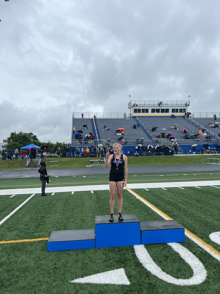 auburnhightrack's tweet image. Auburn Sophomore Stacy Lewis ran a blazing fast 400m winning the Junior Division at the 2022 Cosmopolitan Invitational with a time of 1:02.28 almost beating our school record in her 2nd time running the event.  #FastLap #StateQualified #Champ