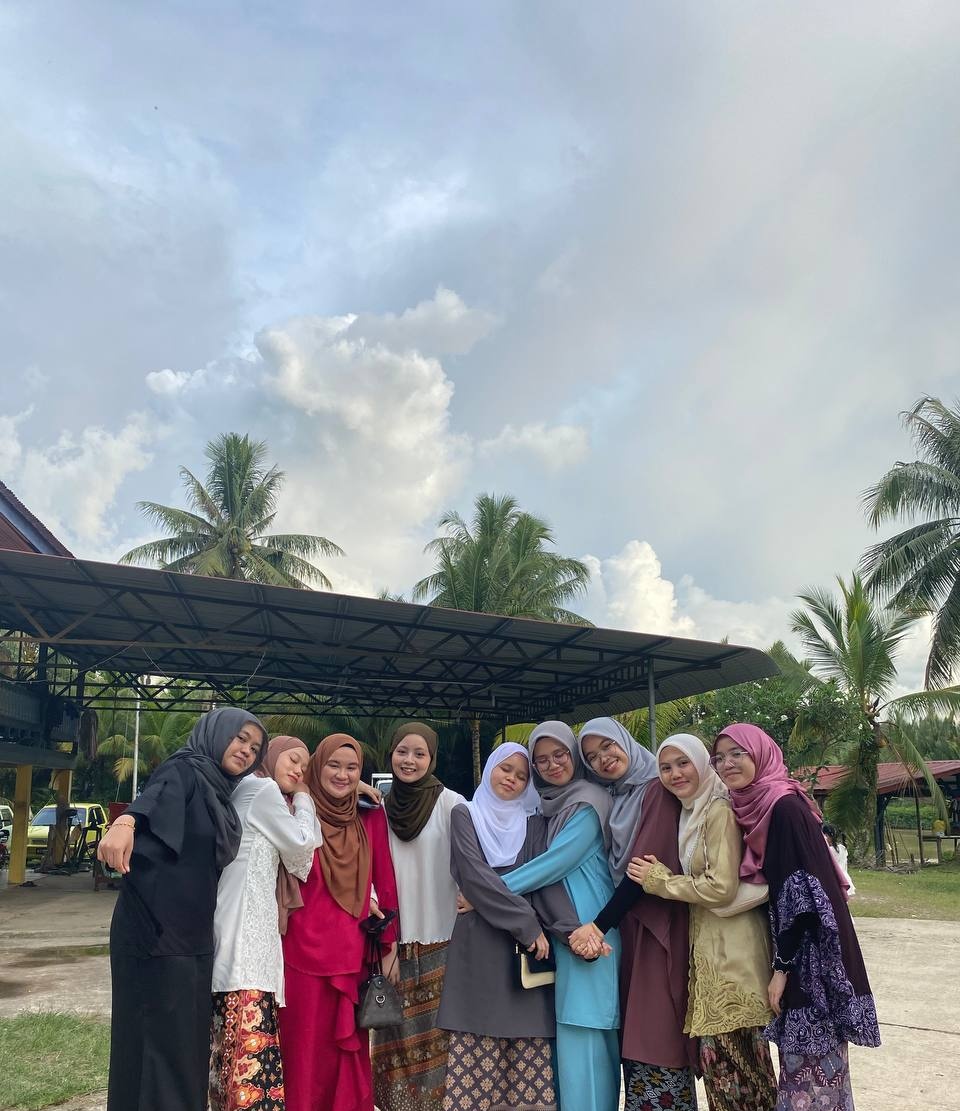 yourcewekk's tweet photo. alhamdulillah 9/9 <33 

second picture: dkae suka buat style lain dari yang lain 😌 https://t.co/Li96vdYtel