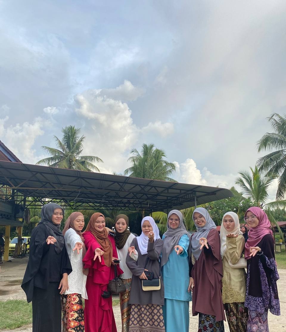 yourcewekk's tweet photo. alhamdulillah 9/9 <33 

second picture: dkae suka buat style lain dari yang lain 😌 https://t.co/Li96vdYtel