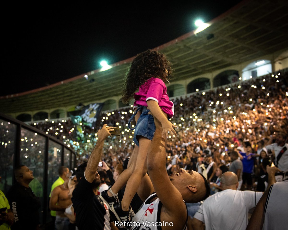 retratovascaino's tweet photo. Esse momento estará pra sempre na memória dessa criança. Quando adulta, terá boas recordações de São Januário ❤️💢 https://t.co/f7UrN4PXnW