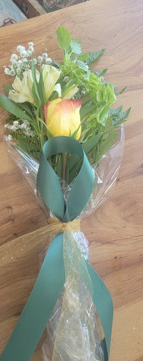 nashlsths's tweet photo. Flowers ready for prom.  It's the first year I don't have my mom here to get her approval.  I miss her so much every day! #cancersucks https://t.co/1j7PQ6Las0