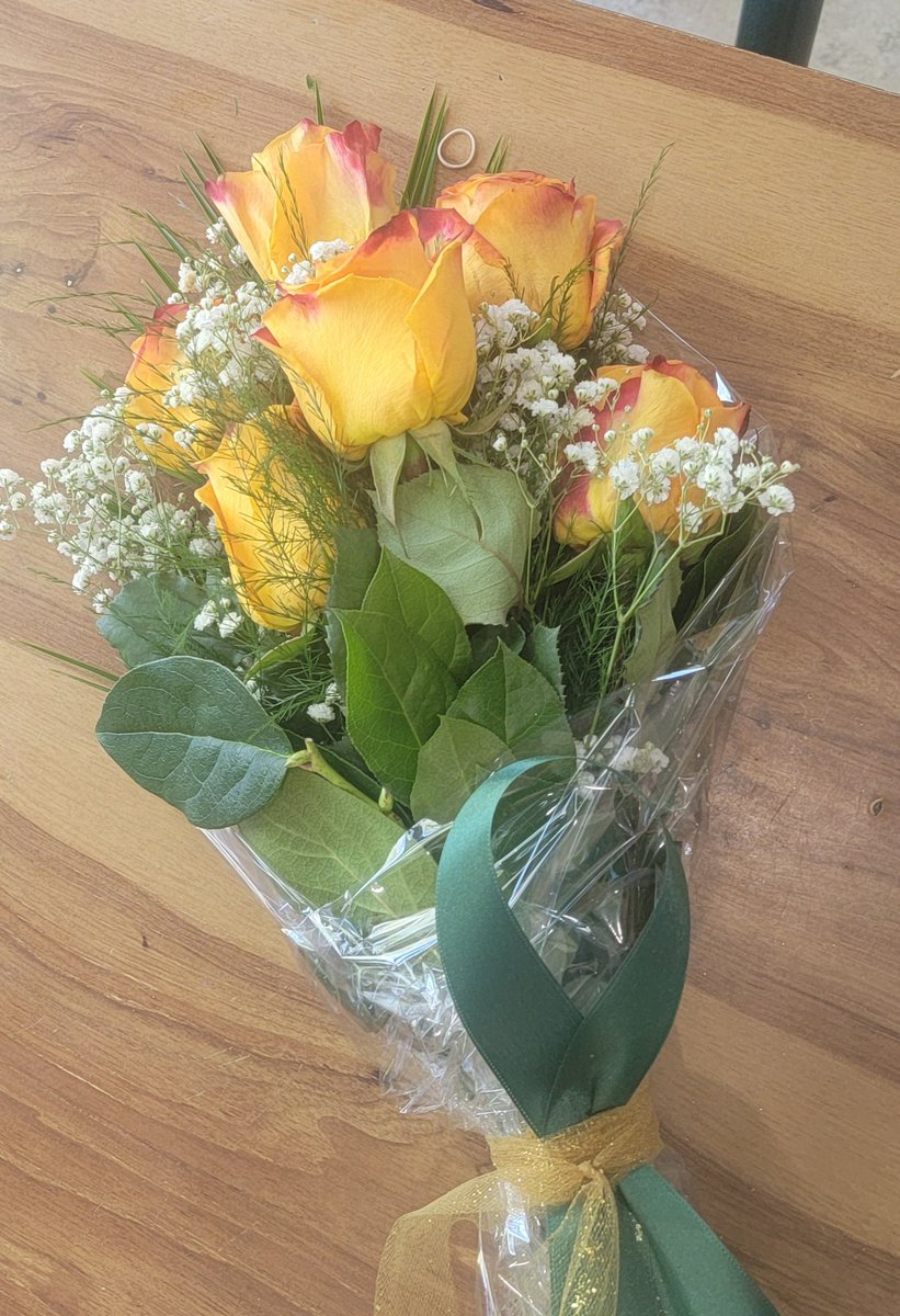 nashlsths's tweet photo. Flowers ready for prom.  It's the first year I don't have my mom here to get her approval.  I miss her so much every day! #cancersucks https://t.co/1j7PQ6Las0