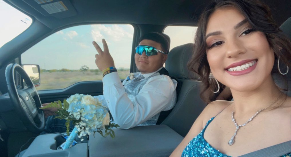 katiee_curiel's tweet photo. prom 2022 💙🤍 https://t.co/r2JhcWr91E