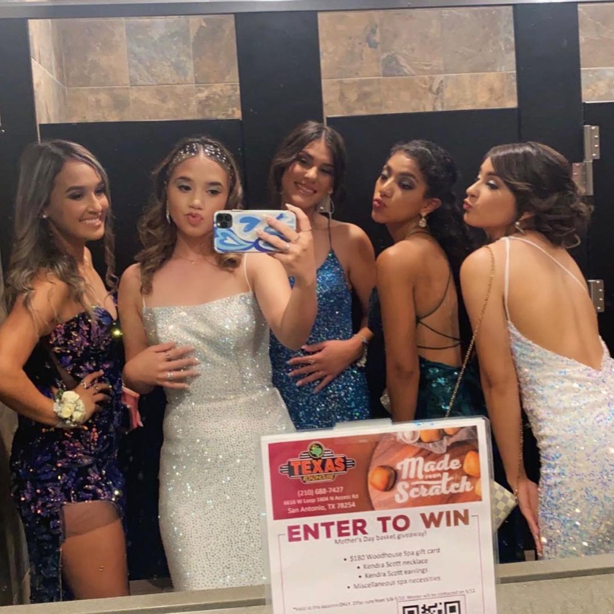 katiee_curiel's tweet photo. prom 2022 💙🤍 https://t.co/r2JhcWr91E