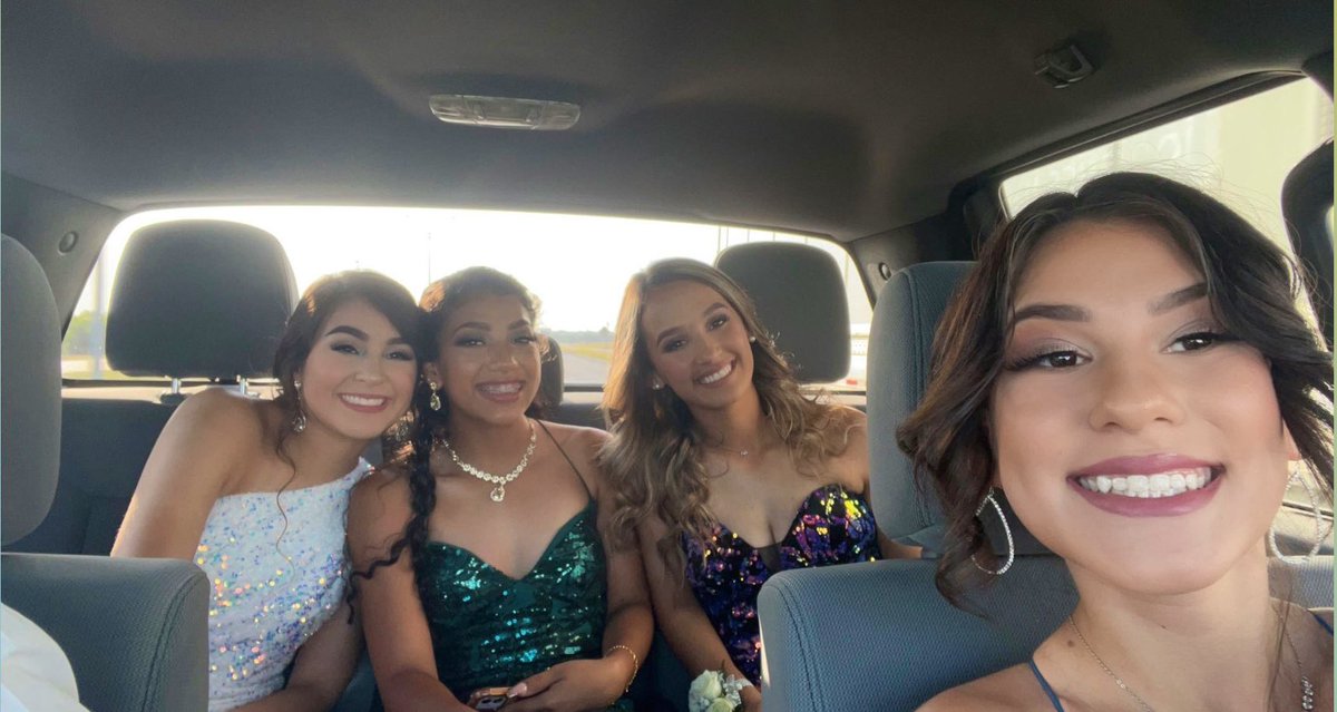 katiee_curiel's tweet photo. prom 2022 💙🤍 https://t.co/r2JhcWr91E