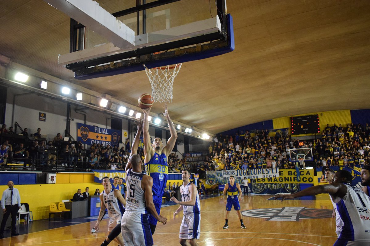 TripleXeneize's tweet photo. #PlayoffsLaLiga 🏀 ¡GRITALO FUERTE BOSTERO, ESTAMOS EN SEMIFINALES DE LA LIGA NACIONAL!

Triunfo 86-77 ante @Penaroloficial para cerrar la serie 3-1 🤜🤛

📸 @elessar75 

#BocaEsBasquet #VamosBoca https://t.co/fQCOtMs0gO