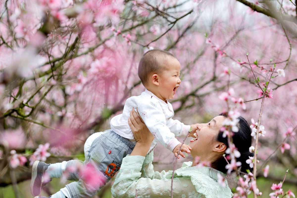 PDChina's tweet photo. "It takes someone brave to be a mother, someone strong to raise a child, and someone special to love someone more than herself." 🤰🤱👩‍🍼#OnThisDay, salute all moms across the world, and #HappyMothersDay2022 ❤️ https://t.co/maK4vRzjLj
