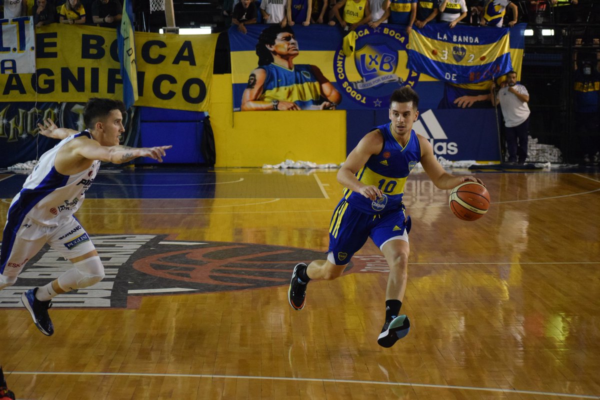 TripleXeneize's tweet photo. #PlayoffsLaLiga 🏀 ¡GRITALO FUERTE BOSTERO, ESTAMOS EN SEMIFINALES DE LA LIGA NACIONAL!

Triunfo 86-77 ante @Penaroloficial para cerrar la serie 3-1 🤜🤛

📸 @elessar75 

#BocaEsBasquet #VamosBoca https://t.co/fQCOtMs0gO