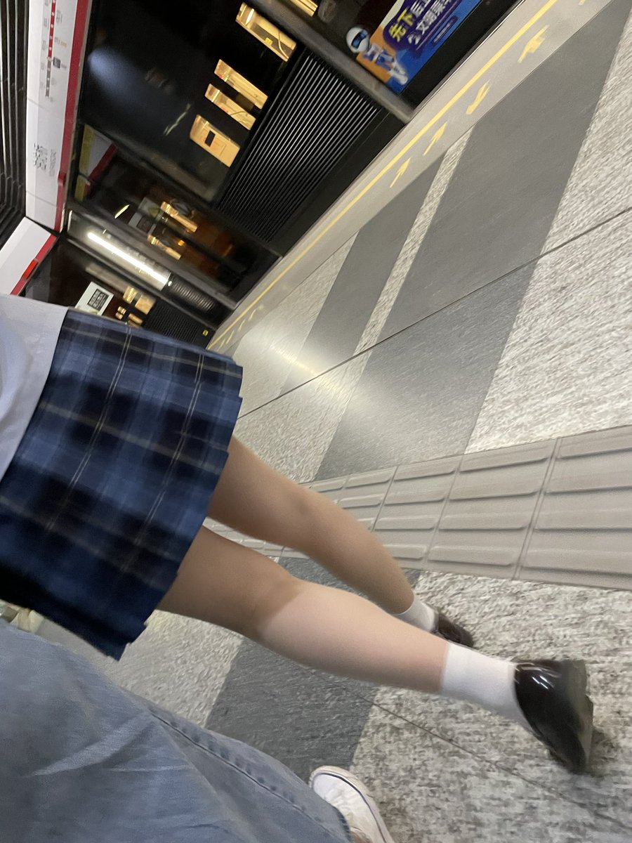 naiver_man's tweet photo. 偷拍系列，网友分享，角度很刁钻。 怎么做到低角度拍摄还不被发现 #足控 #扫楼 #足交 #打胶 #原味 #原味棉袜 #棉袜臭脚 #脚底 
欢迎各位老哥投稿，分享你们的故事 https://t.co/uSIBxJfSeO