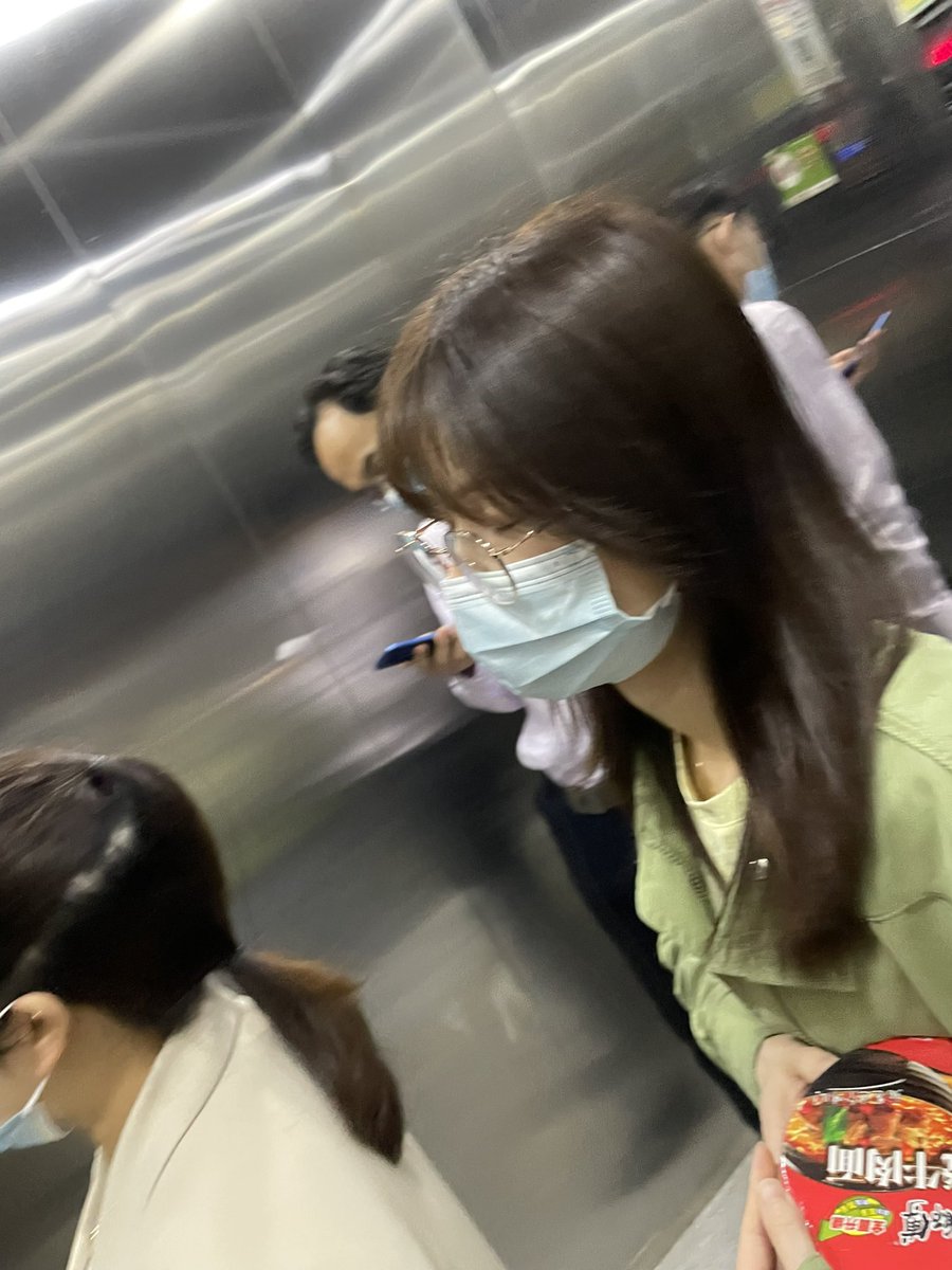 naiver_man's tweet photo. 偷拍系列，网友分享，角度很刁钻。 怎么做到低角度拍摄还不被发现 #足控 #扫楼 #足交 #打胶 #原味 #原味棉袜 #棉袜臭脚 #脚底 
欢迎各位老哥投稿，分享你们的故事 https://t.co/uSIBxJfSeO