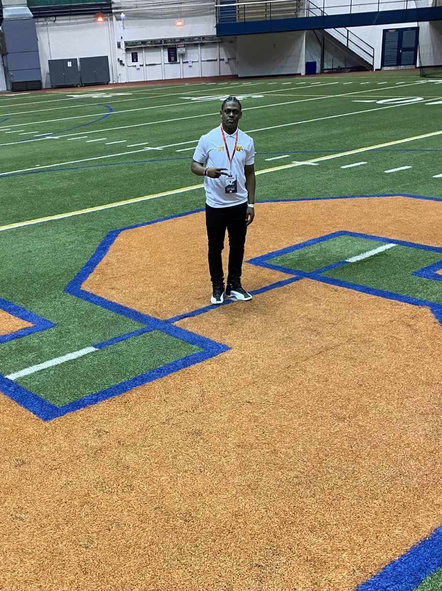 antwanraymond8's tweet photo. Had A Great Time At The University Of Syracuse And I’m Thankful For The Coaches For Showing Me A Good Time  #blessed   @GinoGigs @CoachLynch @CuseFootball @CoachGerry10 https://t.co/un4LauJSE4
