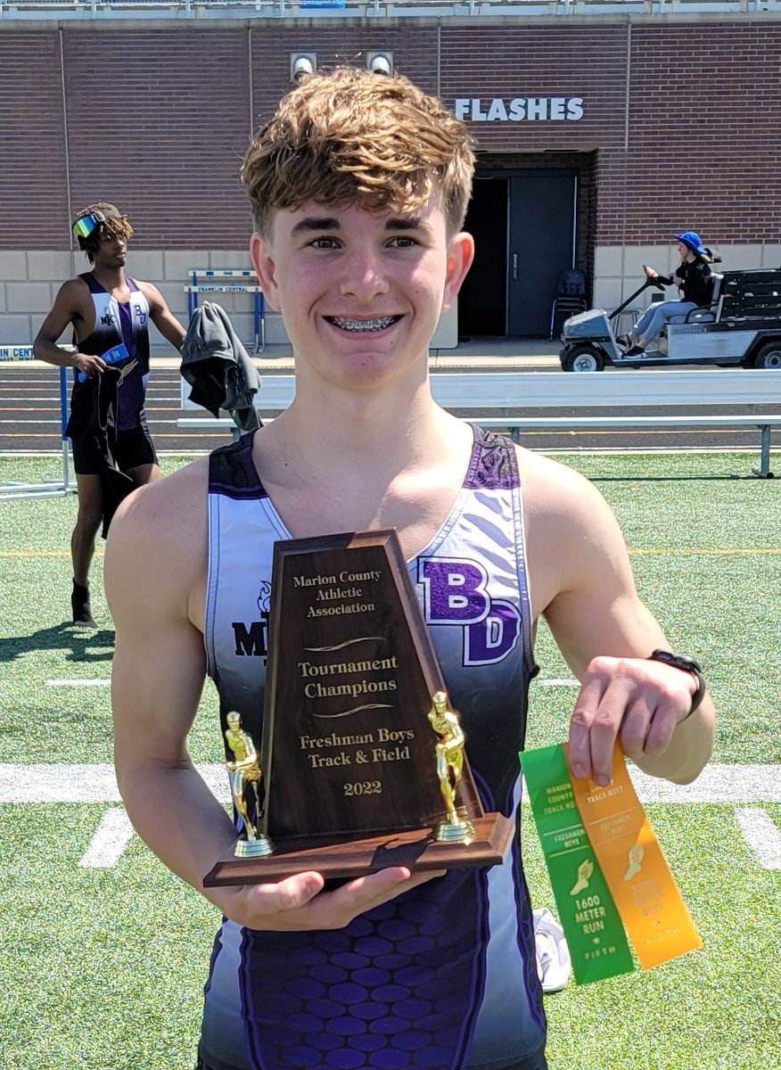 BDtrack's tweet photo. BD trackman Finan Doyle takes on the big 1600/3200m double, takes 5th (1600) and 6th (3200). With 2 events to go, (3200, 4x4) the Giants were up by 8 points in the team battle. Fin locked up the team title for his Giants by pulling in 3 points with his 6th place finish. https://t.co/Xy6qeBa4Zu