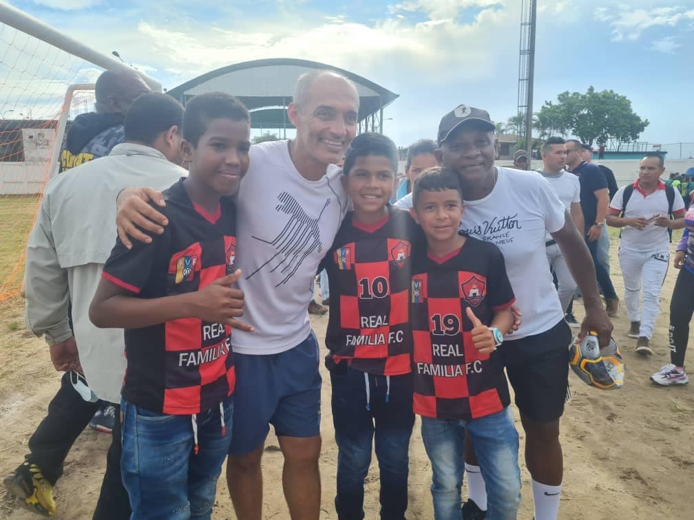 Compartí con tres escuelas deportivas del municipio que hoy gracias a las políticas de Paz tendrán un espacio donde hacer sus actividades físicas, deportivas y recreativas. 

#JuventudDeportivaDeOro