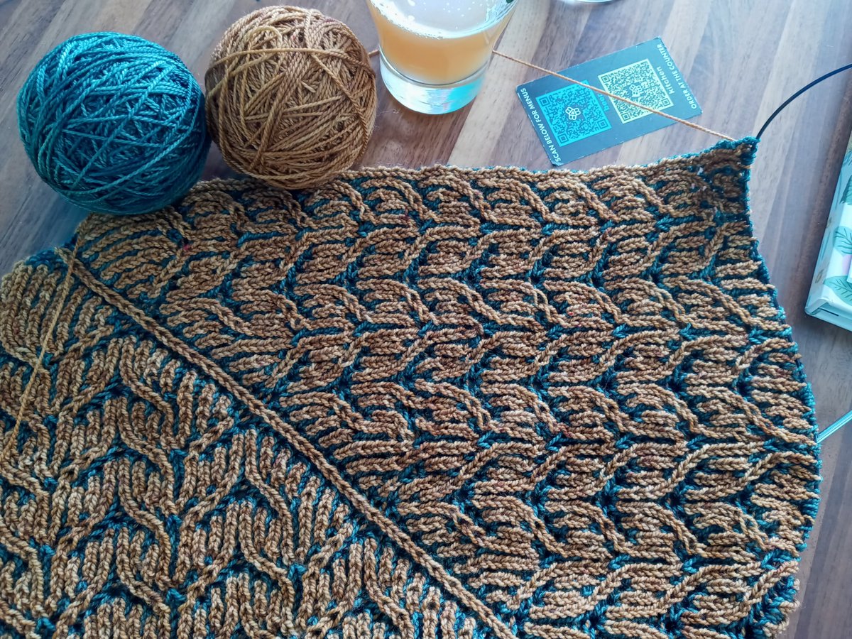 Valerie4Library's tweet photo. @BitchyKnitter Sizzle Pop shawl! https://t.co/bSR68kkLWH