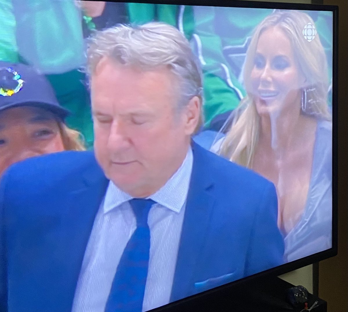 pavellubanski's tweet photo. How about the fan behind the Dallas bench!? <3 #dallasfan #hotdallasfan #dallasstars https://t.co/lx2JHbiiHA