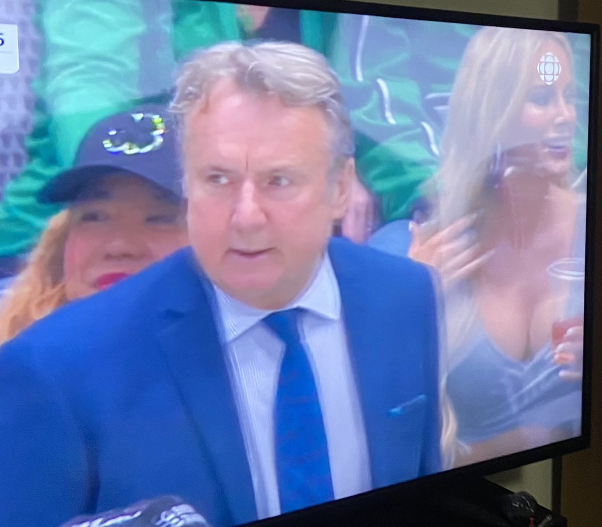 pavellubanski's tweet photo. How about the fan behind the Dallas bench!? <3 #dallasfan #hotdallasfan #dallasstars https://t.co/lx2JHbiiHA