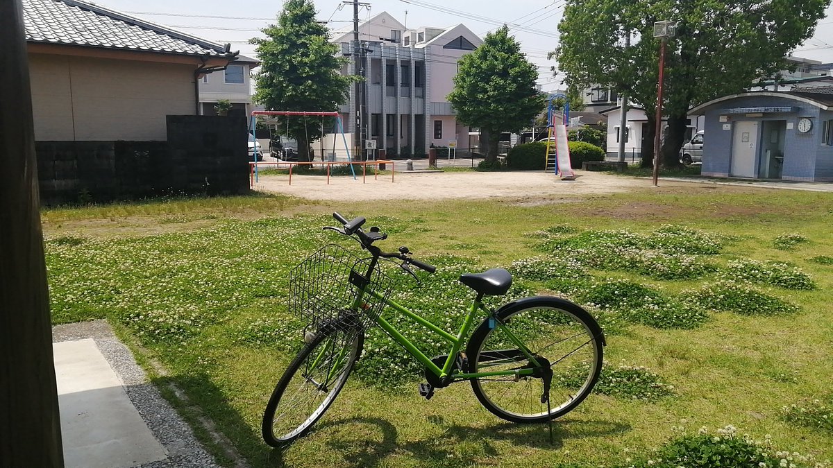 BikePeko's tweet photo. 天気がイマイチだったGW最終日。本日は天気は最高なのにママチャリで超ゆるポタです🚴
長距離のサイクリングも楽しいですが、こんな日は近場をプラプラも悪くないんですよね😆
マックスバリューの唐揚げを頬張りながらの1枚📸 https://t.co/Nb4yTJ81Op
