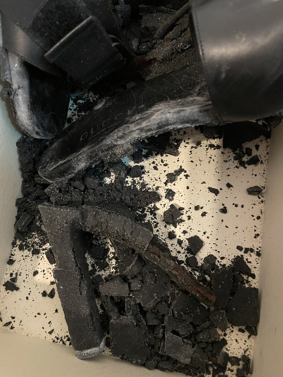 2年ぶりにgucciのサンダルの箱を開けたらバラバラになっていた ショックで鼻血吹きそうでした 加水分解という経年劣化によるものらしい Togetter