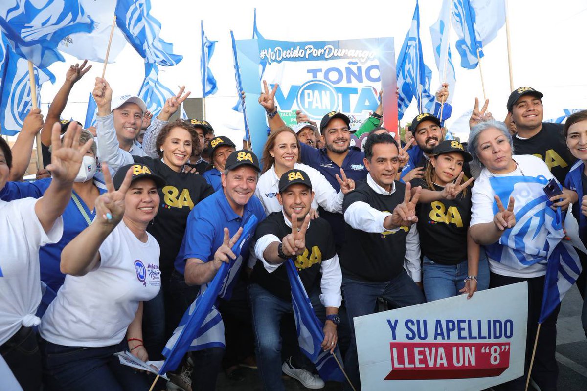MarkoCortes's tweet photo. Cerramos el día ondeando las banderas e invitando a cientos de duranguenses a apoyar a nuestro próximo alcalde de Durango, @josejoseantonio. Estoy seguro que seguiremos aquí con los buenos gobiernos del PAN.

#OrgulloXDurango https://t.co/KzbYIs7H3Y