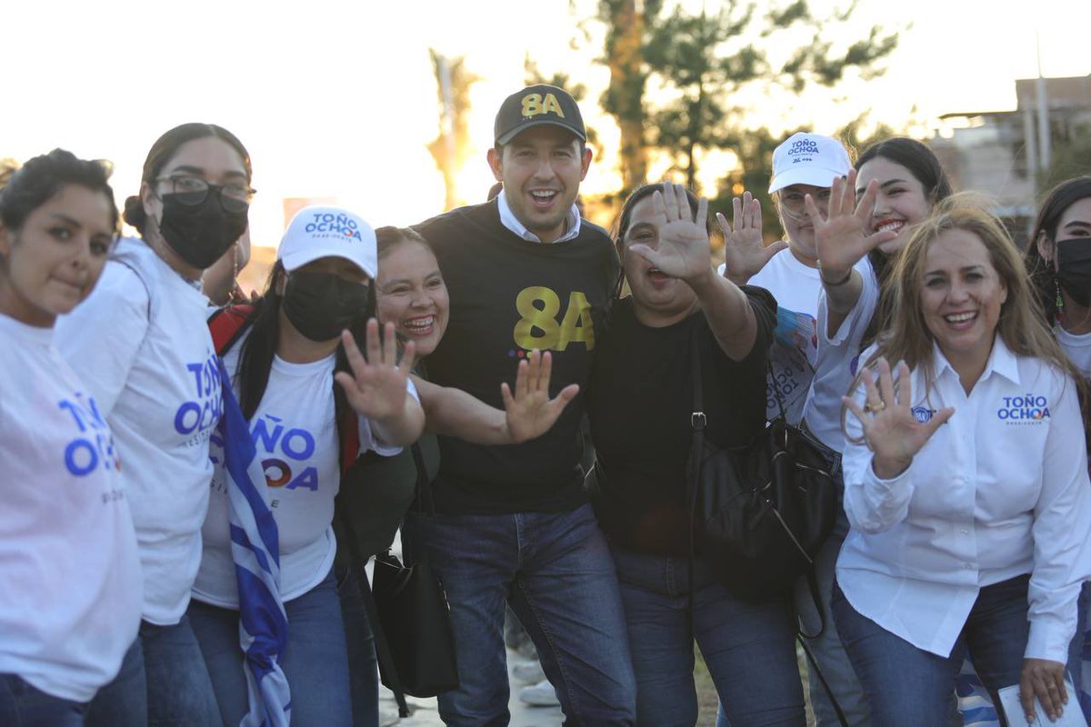 MarkoCortes's tweet photo. Cerramos el día ondeando las banderas e invitando a cientos de duranguenses a apoyar a nuestro próximo alcalde de Durango, @josejoseantonio. Estoy seguro que seguiremos aquí con los buenos gobiernos del PAN.

#OrgulloXDurango https://t.co/KzbYIs7H3Y