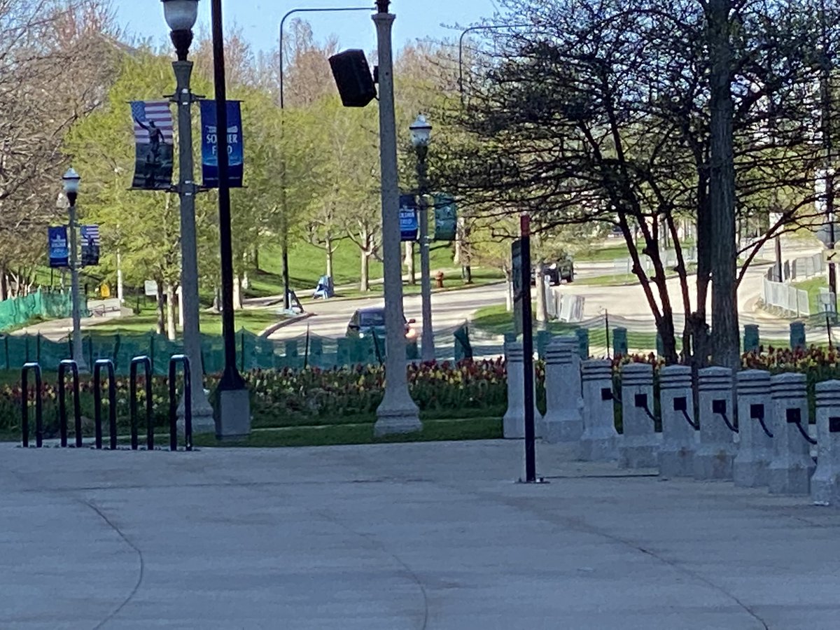 PresidentLU124's tweet image. @IBEWLocal124 wants to thank the Chicago Bears for planting @Chiefs colored roses in front of their stadium. Thank you for passing on @PatrickMahomes #KansasCity #Chiefs #IBEW @QuintonLucasKC
