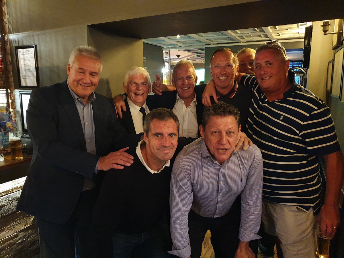 smithyoo7's tweet photo. What a night with some swans legends #uppacity https://t.co/ezufgQkIap