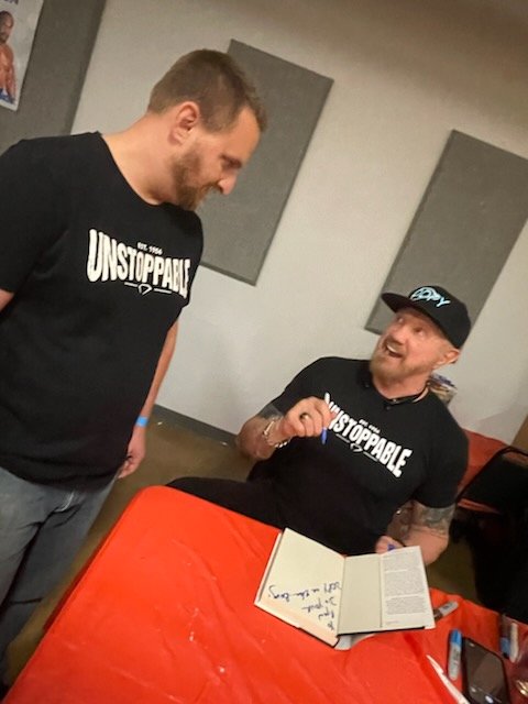 UKfanrc2010's tweet photo. π₯BANG!
I never thought I'd have a chance to thank man himself in person for what #ddpyoga has done for me the past 3 years. 35lbs lost and back pain free. Today in Ashland, KY it happened.
Also amazing to meet members from the ddpy community.
#thisshitworks https://t.co/Q5ysXWTcta