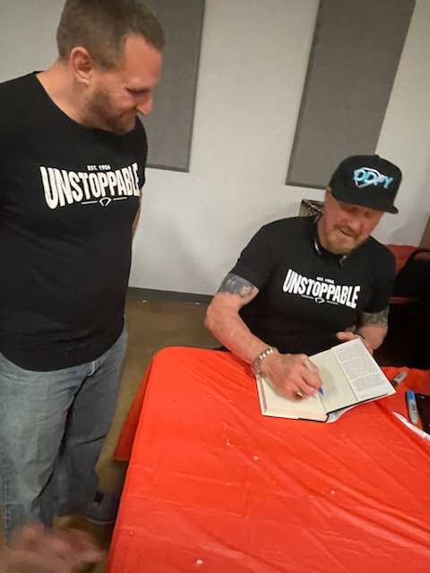 UKfanrc2010's tweet photo. π₯BANG!
I never thought I'd have a chance to thank man himself in person for what #ddpyoga has done for me the past 3 years. 35lbs lost and back pain free. Today in Ashland, KY it happened.
Also amazing to meet members from the ddpy community.
#thisshitworks https://t.co/Q5ysXWTcta