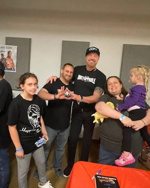 UKfanrc2010's tweet photo. π₯BANG!
I never thought I'd have a chance to thank man himself in person for what #ddpyoga has done for me the past 3 years. 35lbs lost and back pain free. Today in Ashland, KY it happened.
Also amazing to meet members from the ddpy community.
#thisshitworks https://t.co/Q5ysXWTcta
